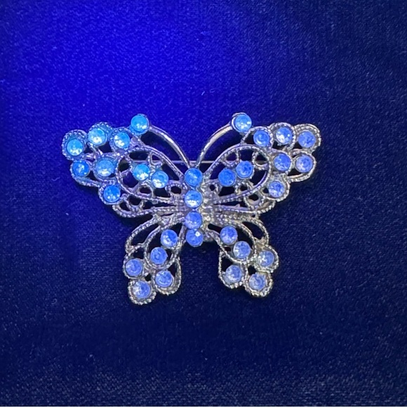 Vintage Gold Tone Butterfly With Clear Faceted Rhinestones Brooch Pin - Picture 3 of 6